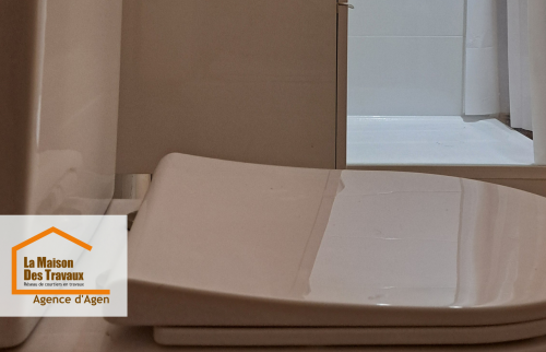 Chaque élément a été choisi avec soin, du sol PVC effet bois aux équipements sanitaires, pour un rendu à la fois chaleureux et moderne.