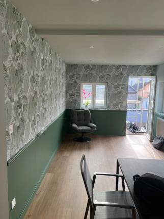 Extension vue de l'intérieur fini, avec pose de papier peint et revêtement du sol