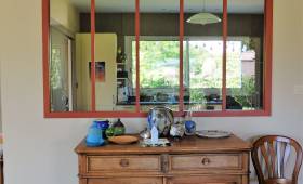 Verrière d'atelier d'inspiration classique dans une maison située au sud de Lyon
