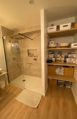 Douche dans une salle de bain après travaux