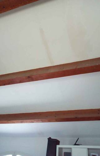 PRénovation poutres après vernissage et peinture plafond blanc -