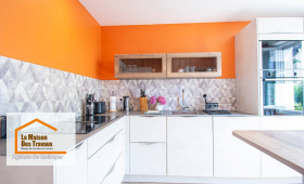 Salle à manger lumineuse et conviviale : Une salle à manger rénovée avec des tons doux et une lumière naturelle, idéale pour des repas en famille ou entre amis.