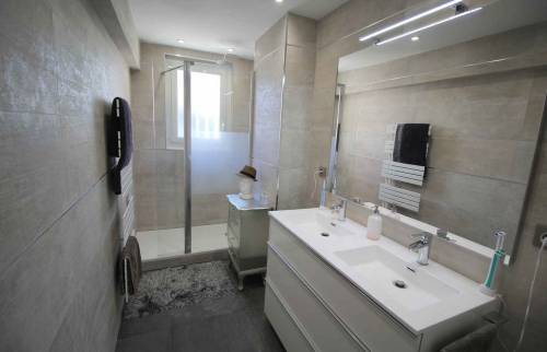 Installation d'une douche dans une salle de bain à Deauville