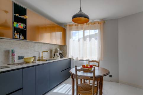 Fontaines Saint Martin (69270) : une nouvelle cuisine / vue linéaire evier et cuisson