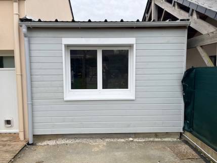 Nouvelle fenêtre de chambre parentale après transformation d'une annexe en espace habitable - Nantes 44