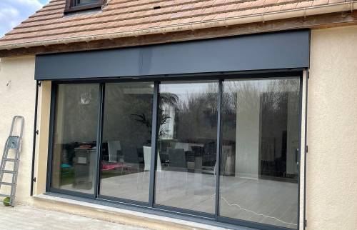 Baie vitrée à double galandage aluminium avec coffrage protection extérieur à MAGNY-LE-HONGRE (77700)