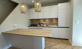 Rénovation de sol - nouveau parquet en point de Hongrie avec la nouvelle cuisine - Nantes 44