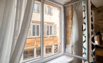 Rénovation des menuiseries extérieures à Chazay d'AZergues, en bicoloration Blanc / gris anthracite