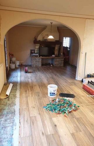 Pose du nouveau carrelage avec des cales