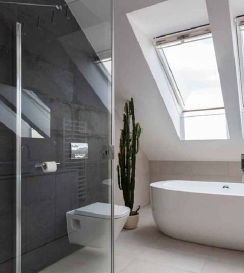 salle de bain moderne murs noir et blanc baignoire îlot