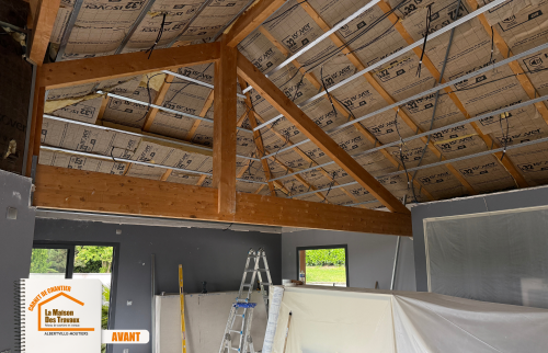 plafond cathédrale sur mesure, coaching travaux Albertville, sélection artisans qualifiés, rénovation intérieure montagne, intérieur lumineux et spacieux