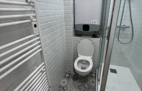 Salle de bain rénovée WC et douche