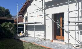 Chantier en cours : Les abords sont protégés pour assurer la propreté du chantier