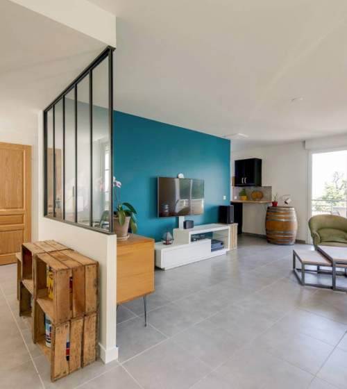 maison de ville rénovation, isolation et chauffage au sol, ouverture mur porteur, carrelage moderne blanc, accompagnement courtier en travaux