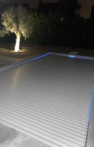 Volet immergé et éclairage pour une piscine élégante 