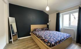 un joli mur bleu nuit dans la chambre