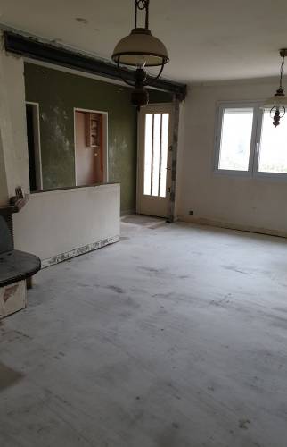 Pose d'un nouveau carrelage dans un salon 