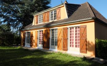 Villa à Saint Cyr au MOnt D'OR (69450) : ravalement de façade dans les tons orangés