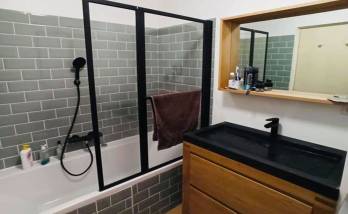 Salle de bain rénovée avec baignoire