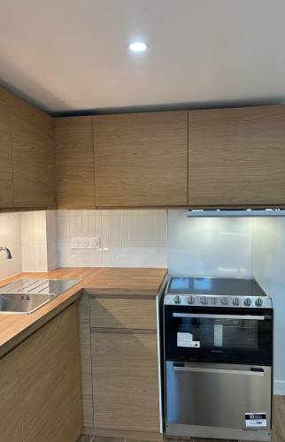 Cuisine ouverte optimisée dans un studio rénové à paris 17