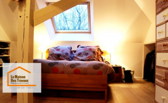 Aménagement de combles en chambre cosy à Vesoul par La Maison Des Travaux. Optimisation de l’espace sous pente avec rangements intégrés.