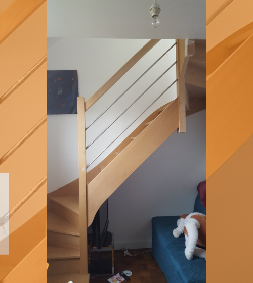 Escalier moderne en bois près d’Héricourt – Rénovation d’un escalier contemporain avec garde-corps en métal. Un design élégant pour un intérieur moderne.