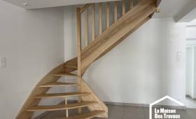 Escalier à marches ouvertes réalisé lors de la rénovation d’une maison ancienne à Arzon