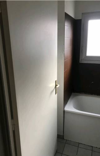 Salle de bain avant à Chamalières 