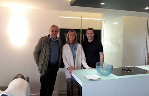 Stéphane Thébaut de la Maison France 5, Sophie Colombo propriétaire de l'appartement et Olivier Macé, La Maison Des Travaux La Baule