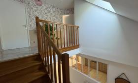 Cage d’escalier repeinte en blanc pour plus de luminosité par La Maison Des Travaux Bruz