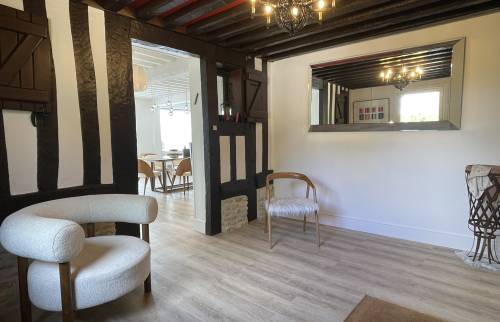 La nouvelle entrée de la maison sous l'avancée de toiture