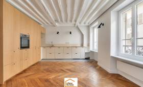 cuisine-ouverte_vue-ensemble_fenetres_poutres