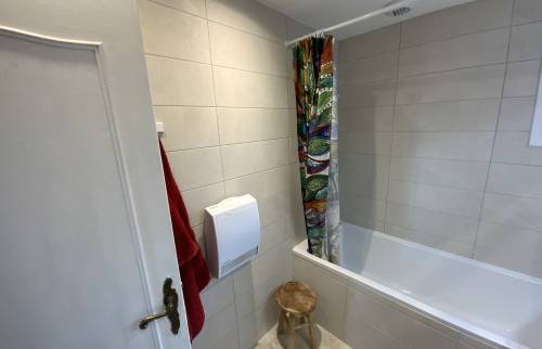 Salle de bain enfant avec baignoire La Maison Des Travaux Alès