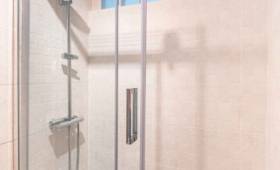 Salle de bain avec carreaux de verre à Saint-Cloud (92)