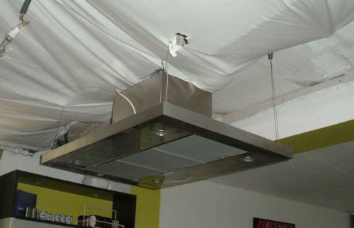 Difficulté d’inclure la hotte suspendue centrale