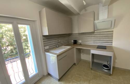 cuisine avec accès terrasse La Maison Des Travaux Alès