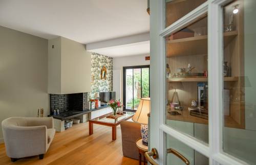 Cheminée en briques peintes en noir et colonne verte