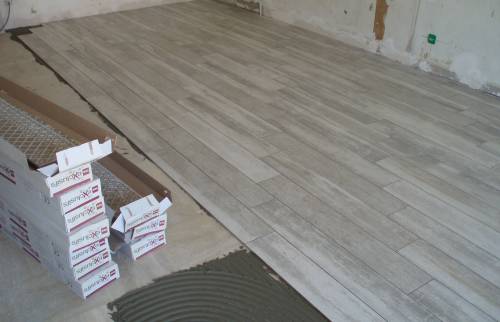 Pose du carrelage dans le séjour