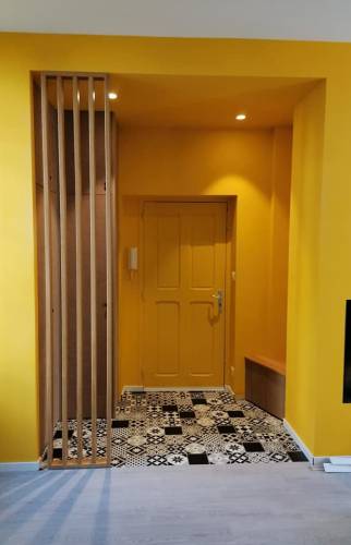 Pose de la claustra en chêne entre entrée et vestaire maison de Crozon (29160