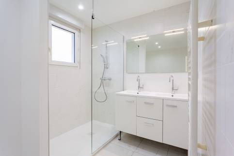 Champagne au Mont D'or (69410) : Rénovation de salle de bains dans un style épuré et lumineux