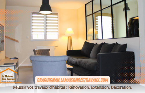 Le salon rénové s’ouvre sur une élégante verrière d’intérieur, créant une séparation subtile tout en laissant passer la lumière naturelle pour une ambiance moderne et cosy.