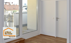 Découvrez cette belle réalisation de La Maison Des Travaux Marmande : remplacement d'une baie vitrée pour un intérieur lumineux et moderne. Une ouverture sur l'extérieur qui allie esthétique et performance énergétique.