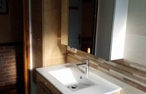 vasque suspendue - carrelage avec rappel bois