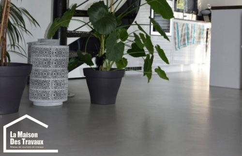 APRES travaux béton ciré gris cuisine et salon