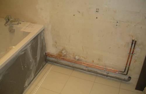 La pose de la baignoire, et modification des tuyauteries