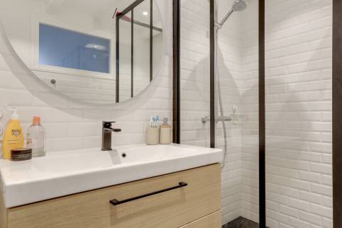 Une salle de bains dans un esprit vintage rétro, rénovation complète sur Lyon 9ème