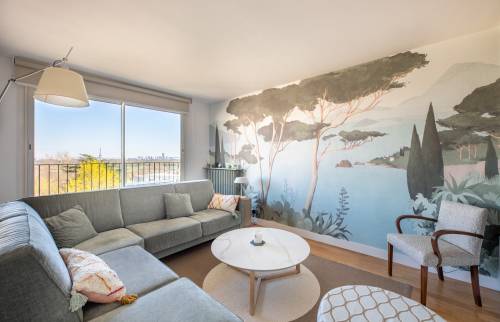 Salon avec vue sur la Tour Eiffel à Paris 8e