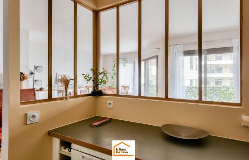 Verrière d'atelier en bois dans une cuisine