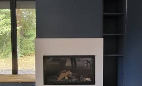 Intégration de cheminée moderne avec cloison auto portante devant mur porteur de façade à Douarnenez (29100)