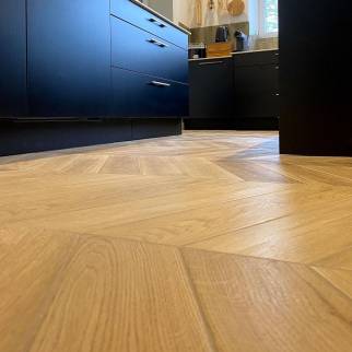 Nouvelle cuisine rénovée avec carrelage imitation parquet posé en chevrons - Roussay 49